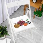 - Frm-8633-Gorsel-2 - Realhomes Beyaz Zemin Üzerinde Ekoseli Balkabakları Dijital Baskılı Modern Fermuarlı Sandalye Minderi Realhomes