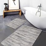 2'li Set Gri - Beyaz Zeminde Çerçeveli Motifli Antik Desenli Geometrik Eskitme Motifli  2'li Banyo & Mutfak Paspas Takımı Realhomes