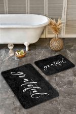 - Realhomes - Realhomes  2'li Set Siyah Zeminde Yazı Motifli Grateful Desenli Klasik Sade & Şık  2'li Banyo & Mutfak Paspas Takımı Realhomes