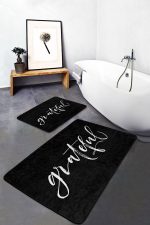 - PaspasTakimi-2li-Set1728-Gorsel-4 - Realhomes  2'li Set Siyah Zeminde Yazı Motifli Grateful Desenli Klasik Sade & Şık  2'li Banyo & Mutfak Paspas Takımı Realhomes