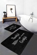 - PaspasTakimi-2li-Set1729-Gorsel-2 - Realhomes  2'li Set Siyah Zeminde Yazı Motifli Thankful Desenli Sade & Şık Klasik  2'li Banyo & Mutfak Paspas Takımı Realhomes