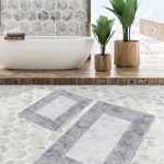 2'li Set Gri - Beyaz Zeminde Çerçeveli Motifli Antik Desenli Eskitme Motifli Avangarde  2'li Banyo & Mutfak Paspas Takımı Realhomes