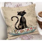 - Petek-12420-Gorsel-1 - Realhomes Realhomes Krem Zemin Minder Üzerinde Siyah Kedi Tasarımlı Karakalem Motifli Yastık Kırlent Kılıfı Realhomes