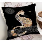 - Petek-12421-Gorsel-1 - Realhomes Realhomes Siyah Zemin Mandala Desenli Kedi Tasarımlı Dijital Baskılı Modern Yastık Kırlent Kılıfı Realhomes