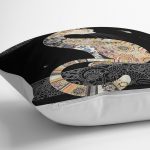 - Petek-12421-Gorsel-2 - Realhomes Realhomes Siyah Zemin Mandala Desenli Kedi Tasarımlı Dijital Baskılı Modern Yastık Kırlent Kılıfı Realhomes