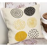 - Petek-K12392-Gorsel-1 - Realhomes Realhomes Krem Zemin Geometrik Minimalist Çizimli Dekoratif Yastık Kırlent Kılıfı Realhomes