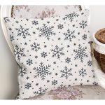 - Petek-K12395-Gorsel-1 - Realhomes Realhomes Beyaz Zeminli Kar Taneleri Dijital Baskılı Yastık Kırlent Kılıfı Realhomes