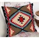 - Petek-K12404-Gorsel-1 - Realhomes Realhomes Renkli Geometrik Çizimli Özel Tasarım Yastık Kırlent Kılıfı Realhomes