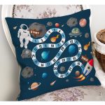 - Petek-Kc10530-Gorsel-1 - Realhomes Realhomes Uzay Temalı Eğitici Oyun Adımları Tasarımlı Çocuk & Genç Odası Modern Yastık Kırlent Kılıfı Realhomes