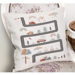 - Petek-Kc10540-Gorsel-1 - Realhomes Realhomes Oyuncak Araba Yolu Motifli Çocuk & Genç Odası Modern Yastık Kırlent Kılıfı Realhomes