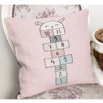 - Petek-Kc10542-Gorsel-1 - Realhomes Realhomes Sevimli Tavşan Pembe Temalı Seksek Tasarım Çocuk & Genç Odası Modern Yastık Kırlent Kılıfı Realhomes