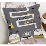 - Petek-Kc10544-Gorsel-1 - Realhomes Realhomes Sevimli Ayılar Siyah Beyaz Eğitici Yol Tasarımlı Çocuk & Genç Odası Modern Yastık Kırlent Kılıfı Realhomes