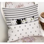 - Petek-Kc10547-Gorsel-1 - Realhomes Realhomes Gri Çizgili Yıldızlı Sevimli Kediler Çocuk & Genç Odası Modern Yastık Kırlent Kılıfı Realhomes