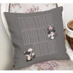 - Petek-Kc10548-Gorsel-1 - Realhomes Realhomes Gri Zeminli Eğitici Çarpım Tablosu Çizimli Çocuk & Genç Odası Modern Yastık Kırlent Kılıfı Realhomes