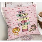 - Petek-Kc10551-Gorsel-1 - Realhomes Realhomes Pembe Temalı Sevimli Seksek Tasarımlı Çocuk & Genç Odası Modern Yastık Kırlent Kılıfı Realhomes