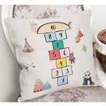 - Petek-Kc10552-Gorsel-1 - Realhomes Realhomes Etiğici Seksek Oyunu Tasarımlı Çocuk & Genç Odası Modern Yastık Kırlent Kılıfı Realhomes