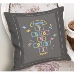 - Petek-Kc10558-Gorsel-1 - Realhomes Realhomes Renkli Seksek Kutuları Oyun Tasarımlı Çocuk & Genç Odası Modern Yastık Kırlent Kılıfı Realhomes