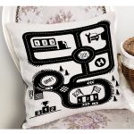 - Petek-Kc10560-Gorsel-1 - Realhomes Realhomes Siyah Beyaz Eğitici Trafik Yolu Motifli Çocuk & Genç Odası Modern Yastık Kırlent Kılıfı Realhomes