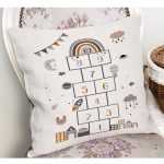 - Petek-Kc10562-Gorsel-1 - Realhomes Realhomes Soft Renkli Uzay Temalı Seksek Oyun Tasarımlı Çocuk & Genç Odası Modern Yastık Kırlent Kılıfı Realhomes