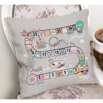 - Petek-Kc10568-Gorsel-1 - Realhomes Realhomes Renkli Oyun Küpleri Eğitici Oyun Tasarımlı Çocuk & Genç Odası Modern Yastık Kırlent Kılıfı Realhomes