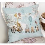 - Petek-Kc10573-Gorsel-1 - Realhomes Realhomes Mavi Zeminli Sevimli Hayvanlar Desenli Çocuk & Genç Odası Modern Yastık Kırlent Kılıfı Realhomes