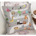 - Petek-Kc10582-Gorsel-1 - Realhomes Realhomes Renkli Hayvanlar Eğitici Yol Tasarımlı Çocuk & Genç Odası Modern Yastık Kırlent Kılıfı Realhomes