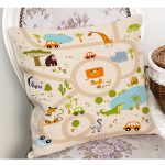 - Petek-Kc10584-Gorsel-1 - Realhomes Realhomes Eğitici Oyun Yolları Hayvanat Bahçesi Tasarımlı Çocuk & Genç Odası Modern Yastık Kırlent Kılıfı Realhomes