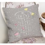 - Petek-Kc10598-Gorsel-1 - Realhomes Realhomes Gri Zemin Fil Motifli Seksek Oyun Temalı Çocuk & Genç Odası Modern Yastık Kırlent Kılıfı Realhomes