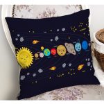 - Petek-Kc10600-Gorsel-1 - Realhomes Realhomes Eğitici Güneş Sistemi Tasarımlı Çocuk & Genç Odası Modern Yastık Kırlent Kılıfı Realhomes
