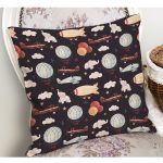 - Petek-Kc10612-Gorsel-1 - Realhomes Realhomes Lacivert Zemin Uçak Balon Temalı Çocuk & Genç Odası Modern Yastık Kırlent Kılıfı Realhomes