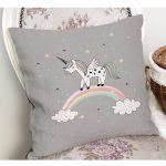 - Petek-Kc10613-Gorsel-1 - Realhomes Realhomes Gri Zemin Unicorn Temalı At Çocuk & Genç Odası Modern Yastık Kırlent Kılıfı Realhomes