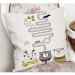 - Petek-Kc10616-Gorsel-1 - Realhomes Realhomes Beyaz Zeminli Sevimli Ayılar Eğitici Yol Tasarımlı Çocuk & Genç Odası Modern Yastık Kırlent Kılıfı Realhomes