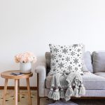 - Rasel-K12395-Gorsel-1 - Realhomes  Realhomes Beyaz Zeminli Kar Taneleri Dijital Baskılı Yastık Kırlent Kılıfı Realhomes