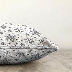 - Rasel-K12395-Gorsel-2 - Realhomes  Realhomes Beyaz Zeminli Kar Taneleri Dijital Baskılı Yastık Kırlent Kılıfı Realhomes