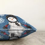 - Rasel-K12396-Gorsel-2 - Realhomes  Realhomes Mavi Zeminli Kar Taneleri Motifli Kardan Adam Tasarımlı Yastık Kırlent Kılıfı Realhomes