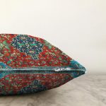 - Rasel-K12400-Gorsel-2 - Realhomes Realhomes Kırmızı Mavi Eskitme Motifli Madalyon Tasarımlı Dekoratif Yastık Kırlent Kılıfı Realhomes