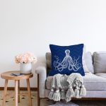 - Rasel-K12403-Gorsel-1 - Realhomes Realhomes Lacivert Zigzag Zeminli Beyaz Ahtapot Çizimli Modern Yastık Kırlent Kılıfı Realhomes