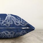 - Rasel-K12403-Gorsel-2 - Realhomes Realhomes Lacivert Zigzag Zeminli Beyaz Ahtapot Çizimli Modern Yastık Kırlent Kılıfı Realhomes