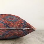 - Rasel-K12410-Gorsel-2 - Realhomes Realhomes Eskitme Kırmızı Göbekli Madalyon Tasarım Dekoratif Yastık Kırlent Kılıfı Realhomes