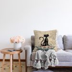 - Rasel-K12420-Gorsel-1 - Realhomes Realhomes Krem Zemin Minder Üzerinde Siyah Kedi Tasarımlı Karakalem Motifli Yastık Kırlent Kılıfı Realhomes