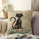 - Rasel-K12420-Gorsel - Realhomes Realhomes Krem Zemin Minder Üzerinde Siyah Kedi Tasarımlı Karakalem Motifli Yastık Kırlent Kılıfı Realhomes