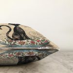 - Rasel-K12420-Gorsel-2 - Realhomes Realhomes Krem Zemin Minder Üzerinde Siyah Kedi Tasarımlı Karakalem Motifli Yastık Kırlent Kılıfı Realhomes