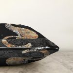 - Rasel-K12421-Gorsel-2 - Realhomes  Realhomes Siyah Zemin Mandala Desenli Kedi Tasarımlı Dijital Baskılı Modern Yastık Kırlent Kılıfı Realhomes