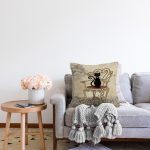 - Rasel-K12422-Gorsel-1 - Realhomes  Realhomes Krem Zemin Sandalyedeki Siyah Kedi Motifli Özel Tasarım Dekoratif Yastık Kırlent Kılıfı Realhomes