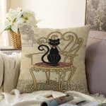 - Rasel-K12422-Gorsel - Realhomes  Realhomes Krem Zemin Sandalyedeki Siyah Kedi Motifli Özel Tasarım Dekoratif Yastık Kırlent Kılıfı Realhomes