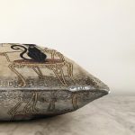 - Rasel-K12422-Gorsel-2 - Realhomes  Realhomes Krem Zemin Sandalyedeki Siyah Kedi Motifli Özel Tasarım Dekoratif Yastık Kırlent Kılıfı Realhomes