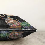 - Rasel-K12423-Gorsel-2 - Realhomes  Realhomes Siyah Zemin Çiçek Desenli Sevimli Kedi Özel Tasarım Modern Yastık Kırlent Kılıfı Realhomes