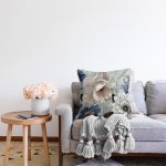 - Rasel-K12424-Gorsel-1 - Realhomes Realhomes Pastel Renkli Beyaz Mavi Gül Motifleri Guaj Boya Özel Tasarımlı Yastık Kırlent Kılıfı Realhomes