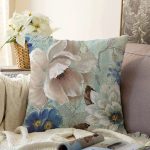 - Rasel-K12424-Gorsel - Realhomes Realhomes Pastel Renkli Beyaz Mavi Gül Motifleri Guaj Boya Özel Tasarımlı Yastık Kırlent Kılıfı Realhomes