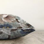 - Rasel-K12424-Gorsel-2 - Realhomes Realhomes Pastel Renkli Beyaz Mavi Gül Motifleri Guaj Boya Özel Tasarımlı Yastık Kırlent Kılıfı Realhomes